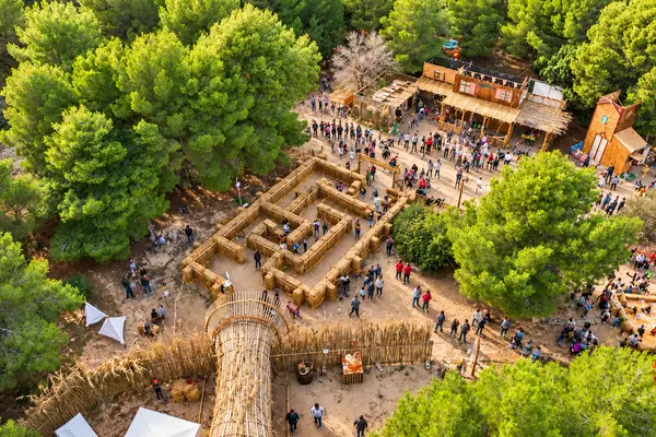 Il villaggio del Far West e il labirinto di paglia visti dall’alto in mezzo alla pineta — Parco d’Autunno di Gallipoli