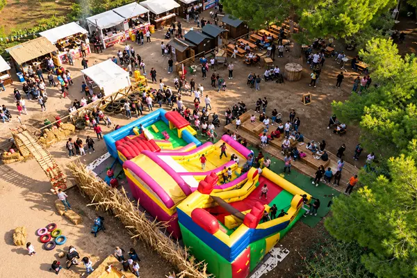 L’area dei gonfiabili per i bambini e gli stand dello street food visti dall’alto — Parco d’Autunno di Gallipoli