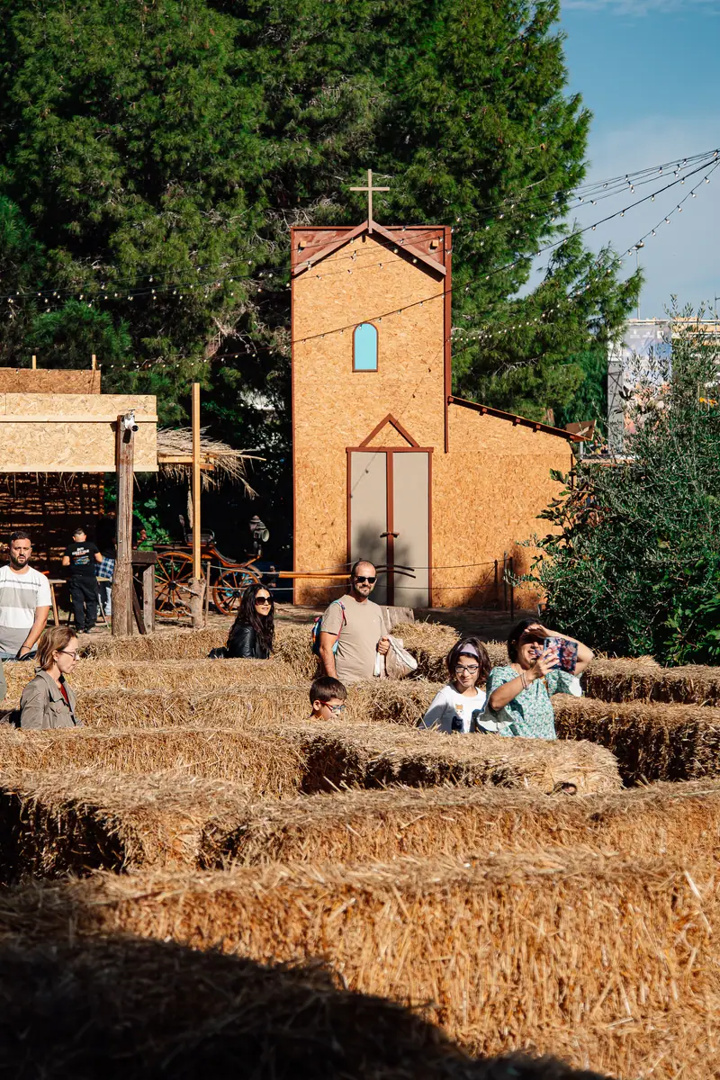 Famiglie tra le balle di fieno davanti alla chiesetta del villaggio — Parco d’Autunno al Raffo Parco Gondar di Gallipoli