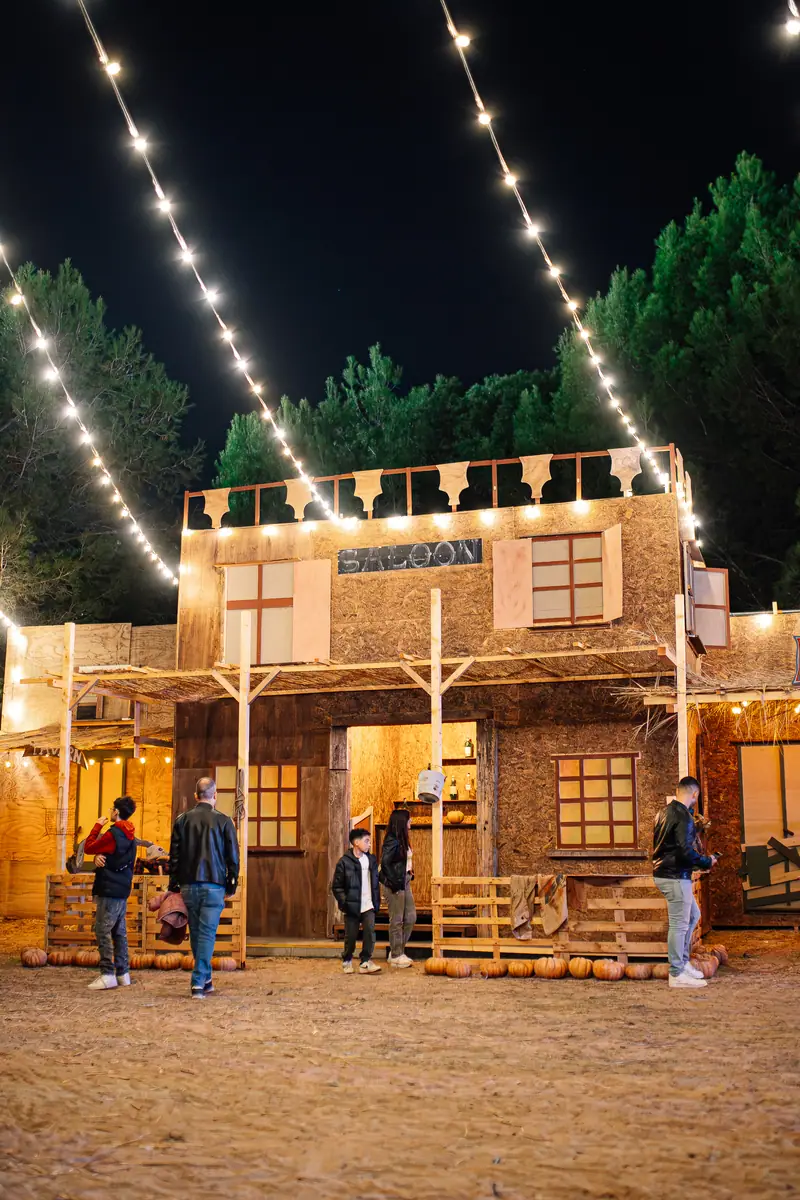 Il saloon del Far West illuminato, di sera — Parco d’Autunno al Raffo Parco Gondar di Gallipoli