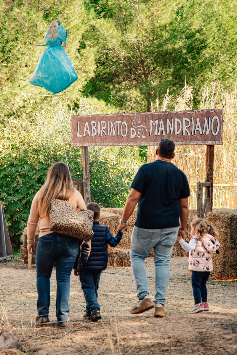 Famiglia per mano all’ingresso del Labirinto del Mandriano — Parco d’Autunno al Raffo Parco Gondar di Gallipoli