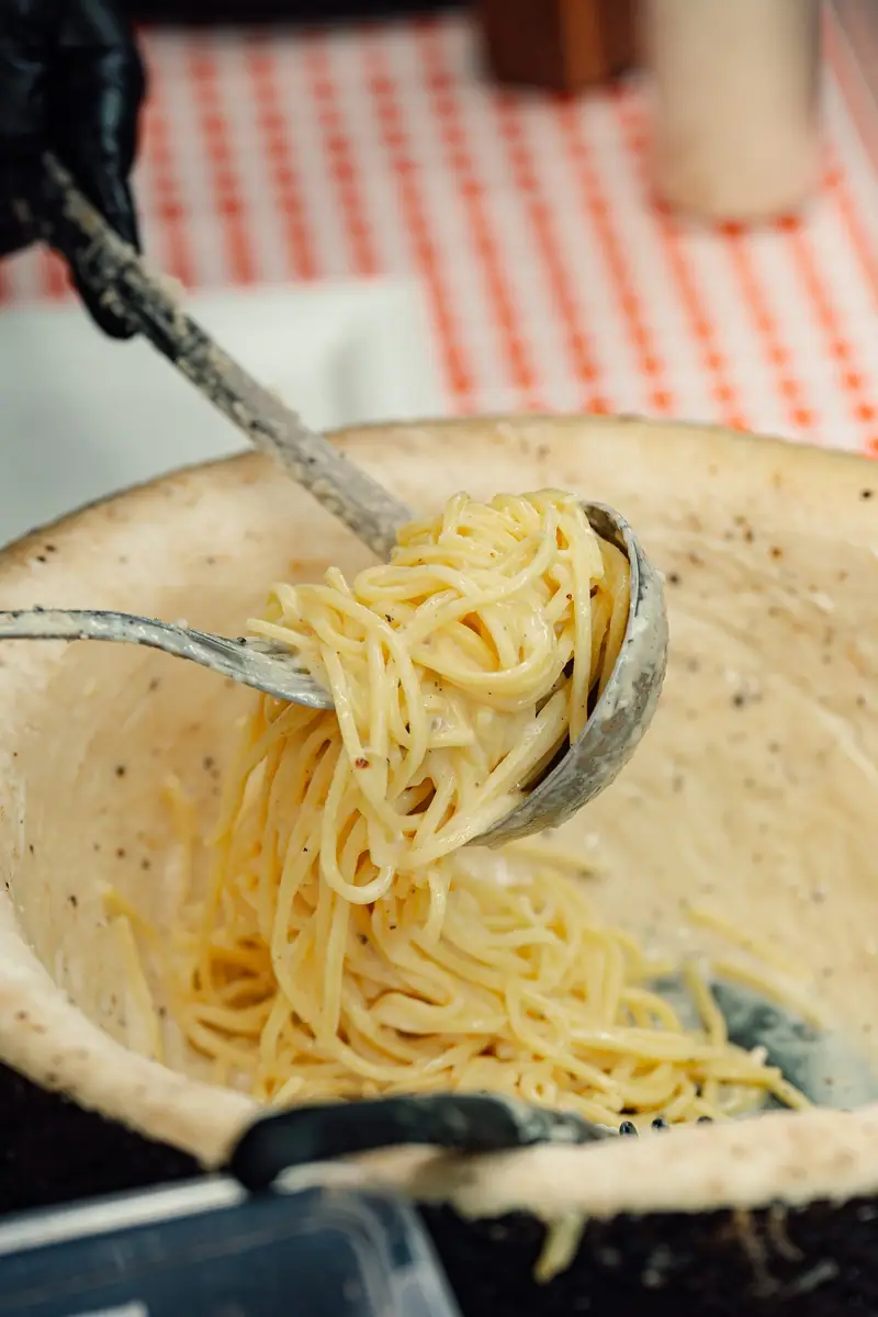 Spaghetti avvolti con forchetta e cucchiaio — Parco d’Autunno al Raffo Parco Gondar di Gallipoli