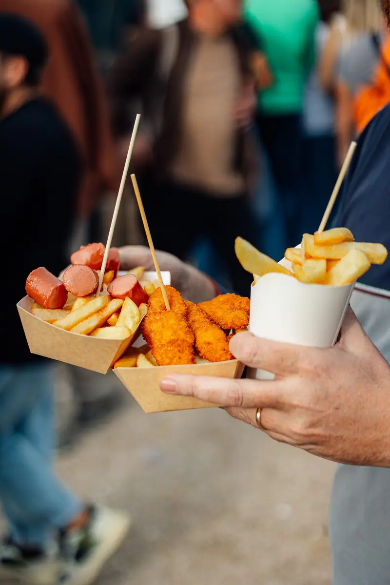 Patatine, wurstel e bocconcini di pollo nelle vaschette — Parco d’Autunno al Raffo Parco Gondar di Gallipoli