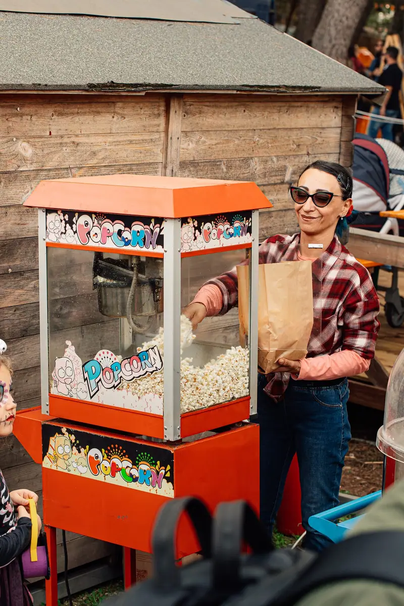 Popcorn appena fatti allo stand — Parco d’Autunno al Raffo Parco Gondar di Gallipoli