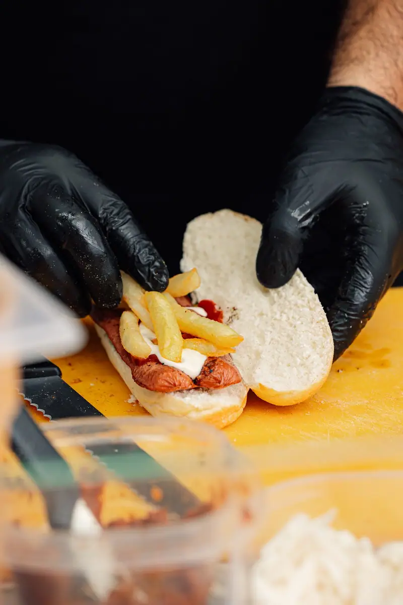Panino con wurstel e patatine preparato al banco — Parco d’Autunno al Raffo Parco Gondar di Gallipoli
