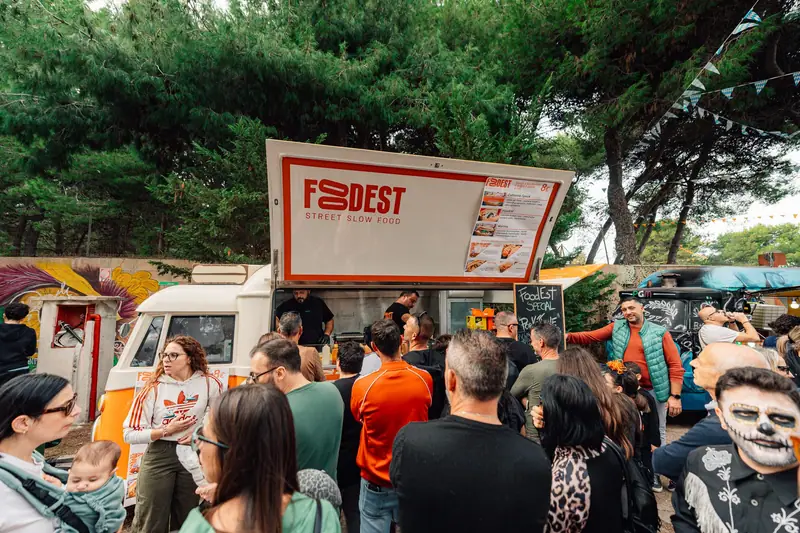 Visitatori in fila al food truck — Parco d’Autunno al Raffo Parco Gondar di Gallipoli