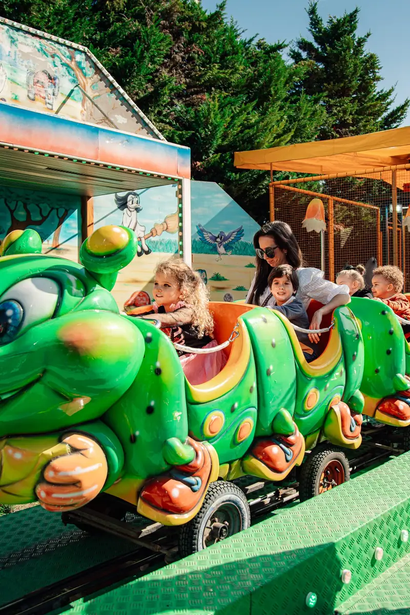 Bambini sul trenino a forma di bruco — Parco d’Autunno al Raffo Parco Gondar di Gallipoli