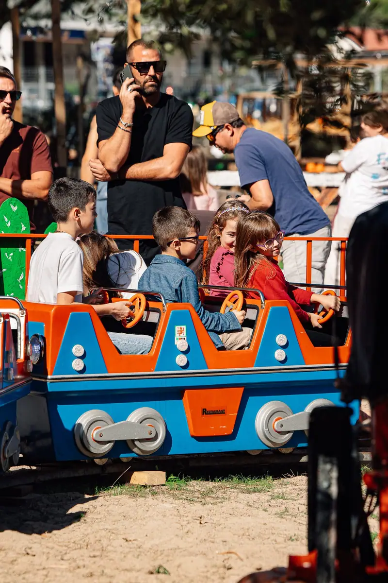 Bambini alla guida sul trenino colorato — Parco d’Autunno al Raffo Parco Gondar di Gallipoli