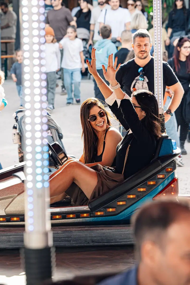 Due ragazze sorridenti sull’autoscontro — Parco d’Autunno al Raffo Parco Gondar di Gallipoli