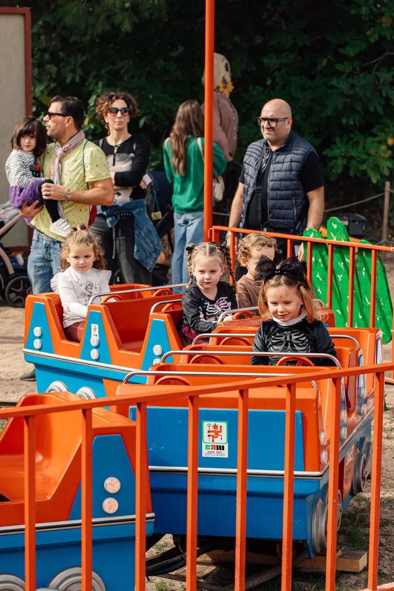 Bambine sul trenino arancione — Parco d’Autunno al Raffo Parco Gondar di Gallipoli