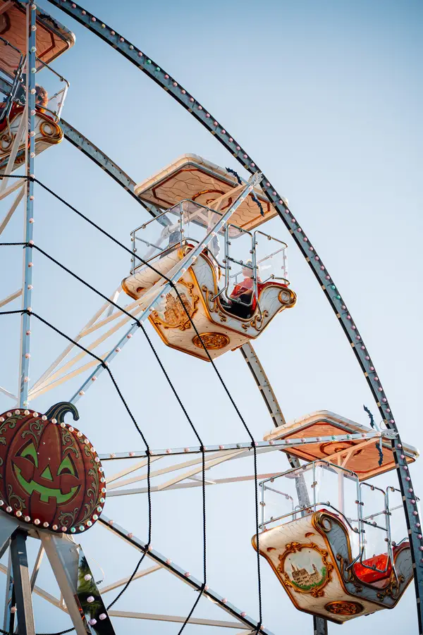 La ruota panoramica del luna park vista dal basso, contro il cielo — Parco d’Autunno 2026 al Raffo Parco Gondar di Gallipoli