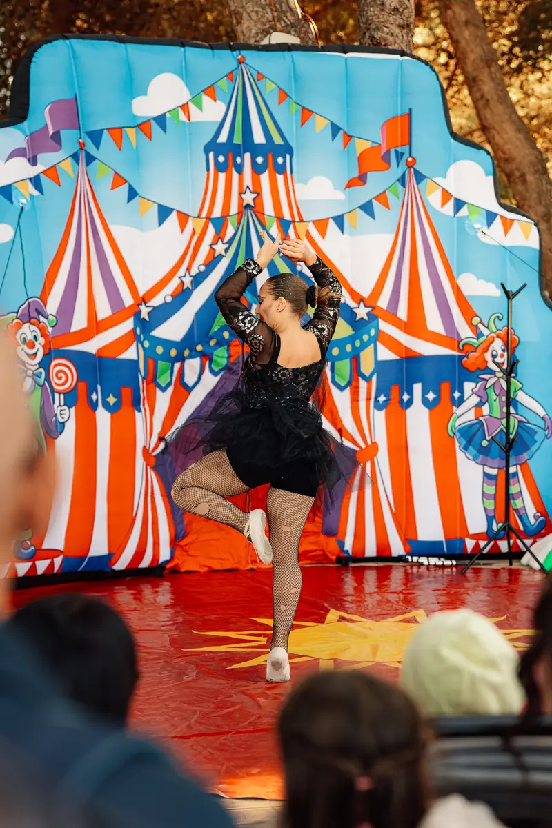 Una ballerina sul palco del circo, davanti al fondale a righe bianche e rosse — Parco d’Autunno 2026 al Raffo Parco Gondar di Gallipoli