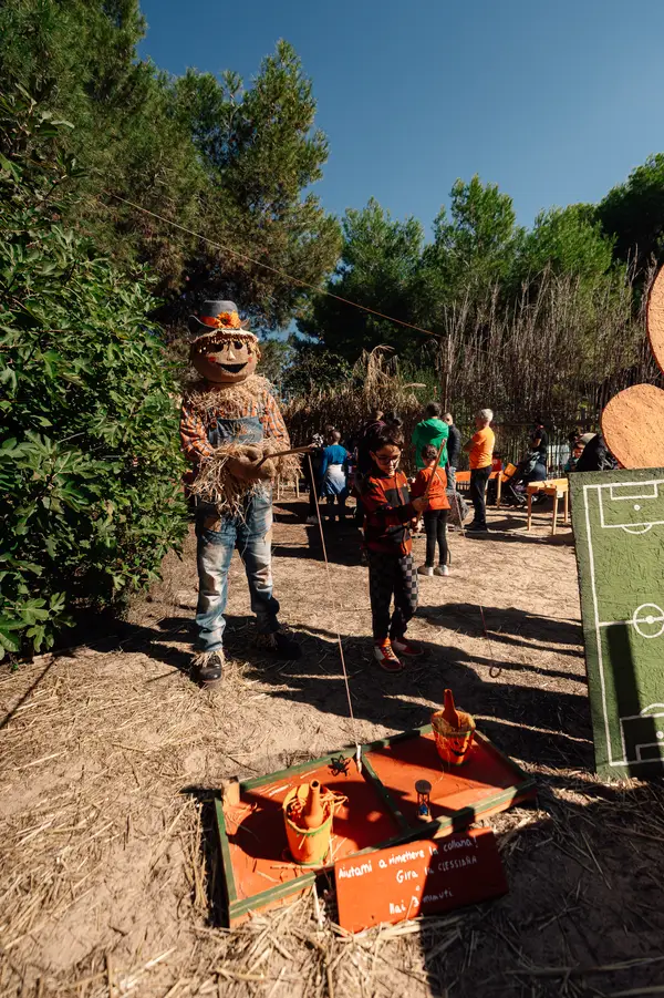 Zuccotto che cammina lungo il sentiero fra i pini, salutando i visitatori — Parco d’Autunno 2026 al Raffo Parco Gondar di Gallipoli
