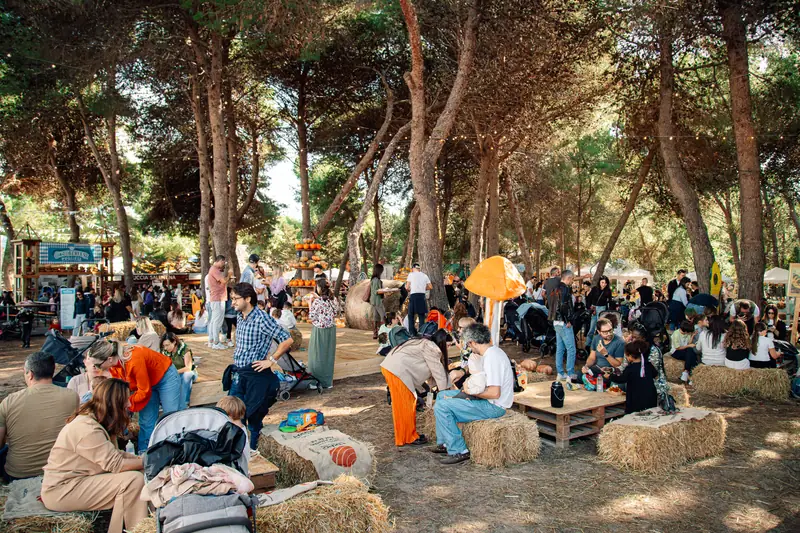 Famiglie sulle balle di fieno pineta