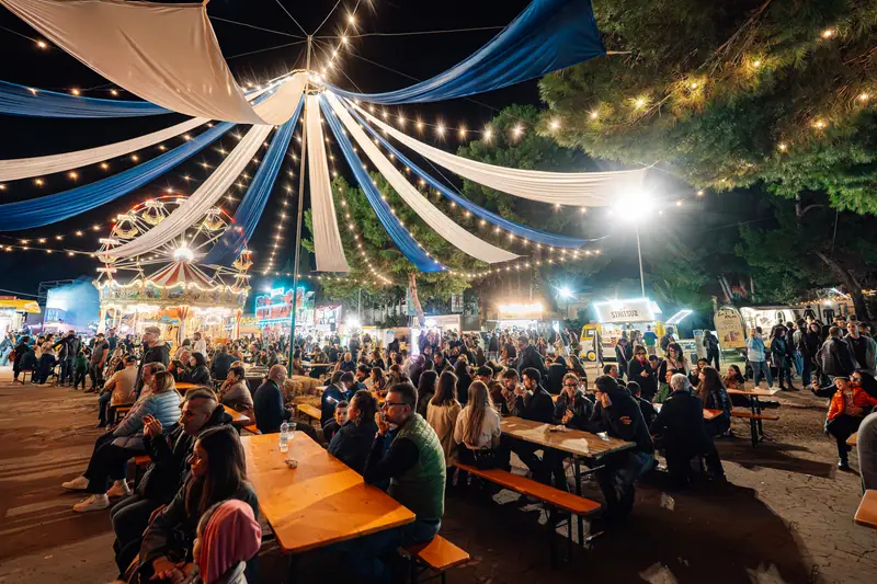 Oktoberfest pieno di gente, di sera