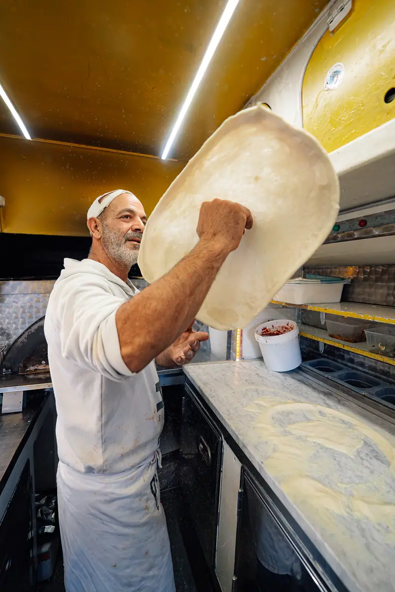 Pizzaiolo fa volare la pizza
