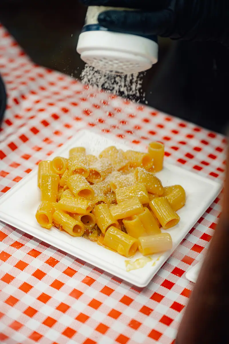 Pecorino su carbonara, tovaglia quadri