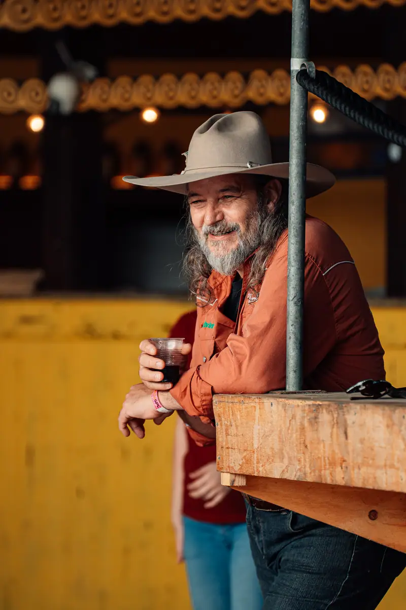 Cowboy al bancone con drink