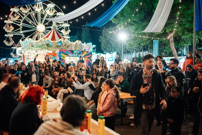 Pubblico alla gara panini, giostre