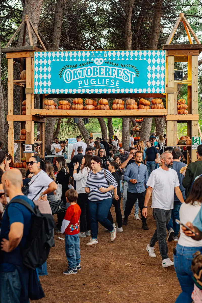 Portale Oktoberfest pugliese con folla