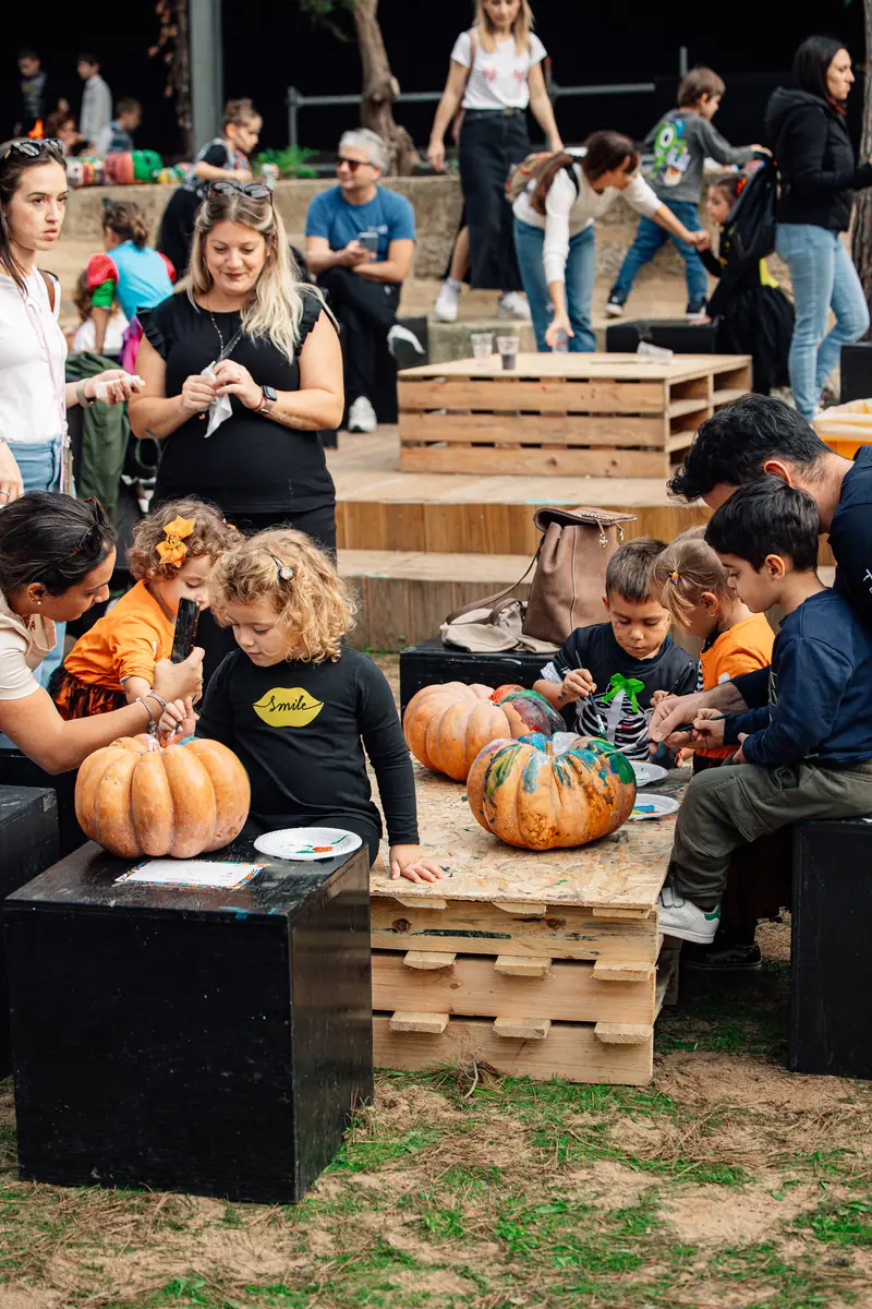 Famiglie al laboratorio pittura zucche