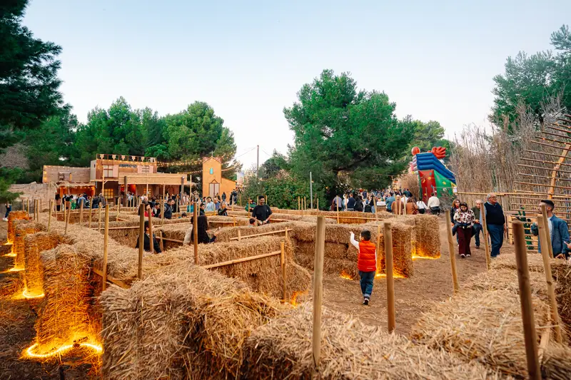 Labirinto di paglia di giorno bambini