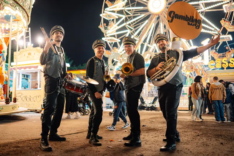 Banda in posa, ruota illuminata