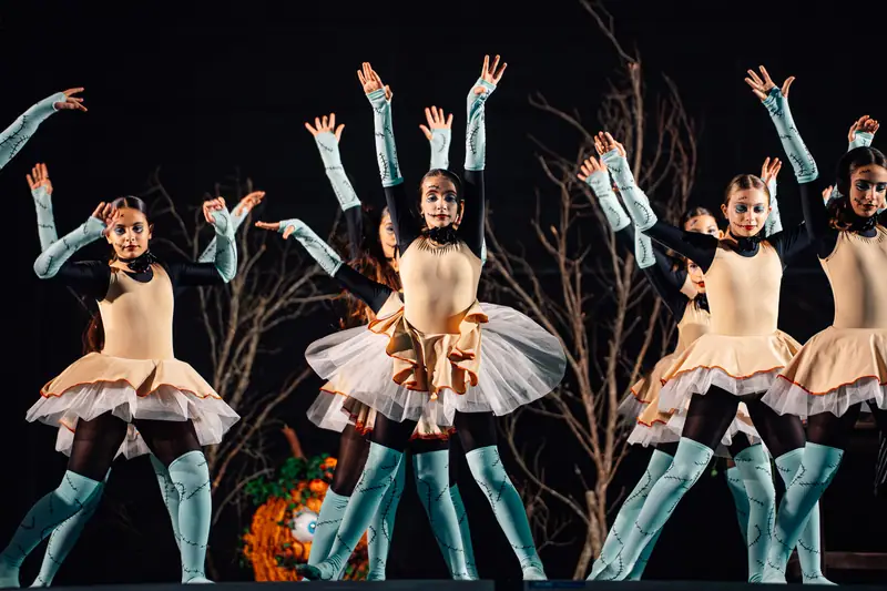 Bambine ballerine braccia al cielo
