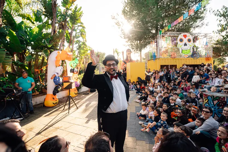 Mago saluta bambini seduti