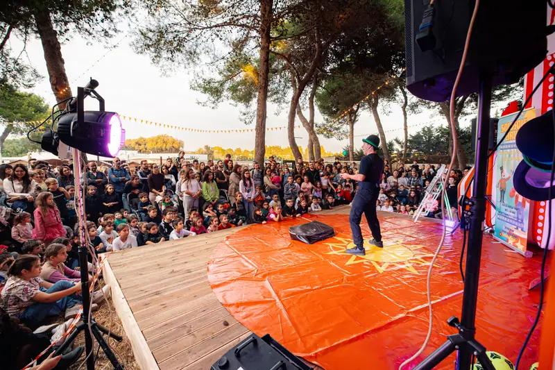 Artista sul palco davanti a bambini