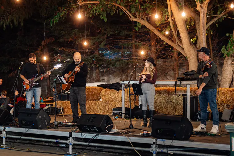 Band sul palco tra luci serali — Parco d’Autunno al Raffo Parco Gondar di Gallipoli