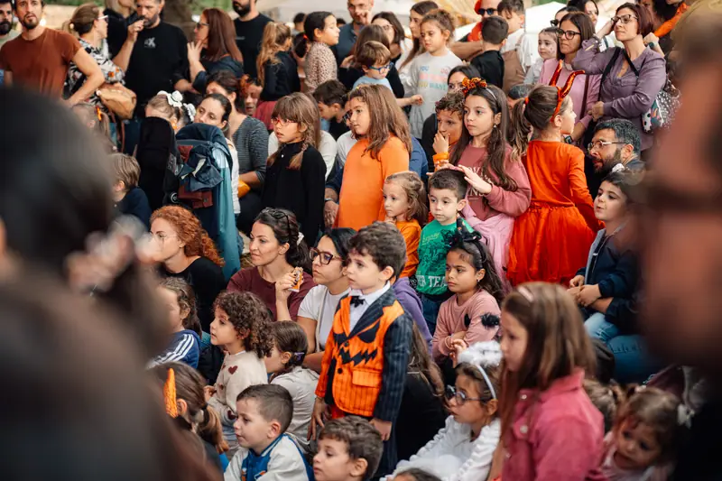 Bambini in costume guardano spettacolo