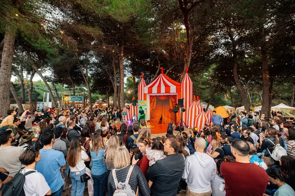 Il tendone a righe del circo fra i pini, con il pubblico tutto intorno — Parco d’Autunno al Raffo Parco Gondar di Gallipoli
