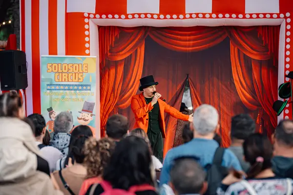 Lo spettacolo di circo sul palco dal sipario rosso, con le famiglie in prima fila — Parco d’Autunno di Gallipoli