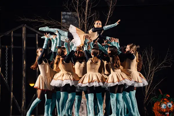 Le ballerine in tutù sollevano una compagna durante lo spettacolo di danza sul palco — Parco d’Autunno di Gallipoli